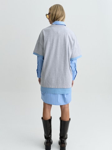 T-shirt 'DUA T-SHIRT WHITE' FEMSSY en gris