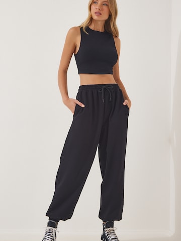 Happiness İstanbul Tapered Παντελόνι σε μαύρο