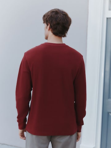 Tricou de la Next pe roșu