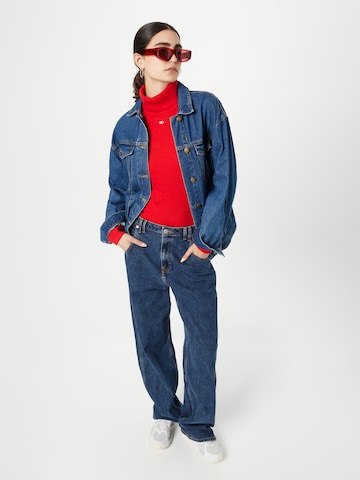 Pulover 'Essential' de la Tommy Jeans pe roșu