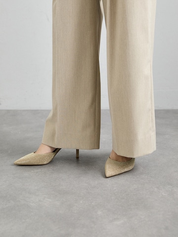 MICHAEL Michael Kors Čevlji s peto in s paščki 'ALINA' | zlata barva