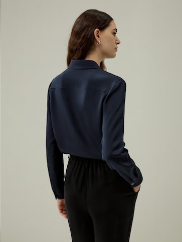Lilysilk Shirt 'LILYSILK Anmutige Seidenbluse mit Knopfleiste' in Blauw
