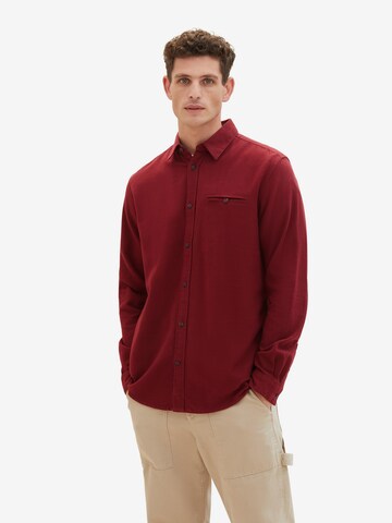 Coupe regular Chemise TOM TAILOR en rouge : devant