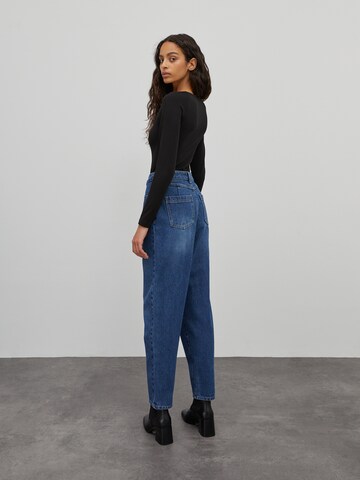 EDITED Tapered Jeans 'Rina' in Blauw