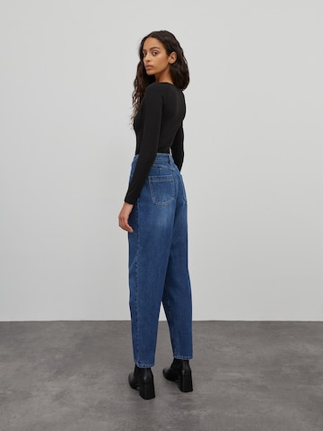 EDITED Tapered Jeans 'Rina' i blå