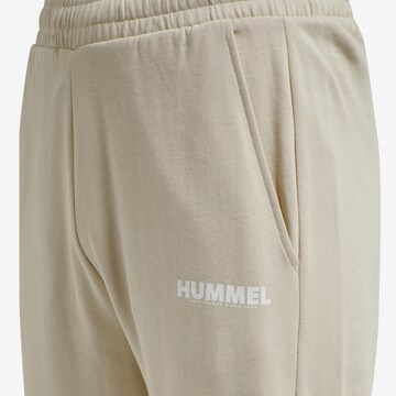 Hummel Tapered Sporthose in Grau