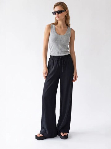 Wide leg Pantaloni de la MixRay pe negru: față