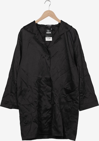 TRIANGLE Mantel XL in Schwarz: Vorderseite