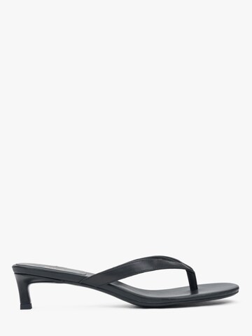 Estro - Sandalias con hebilla '203-24105-33' en negro: frente