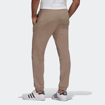 ADIDAS ORIGINALS - Tapered Pantalón 'R.Y.V.' en marrón