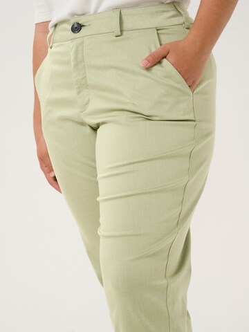 KAFFE CURVE Slimfit Kalhoty 'Leana' – zelená