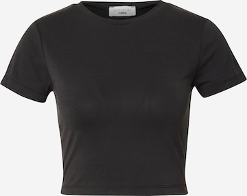 Tricou de la Kamila Šikl pe negru: față