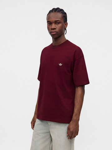 ADIDAS ORIGINALS - Camisa 'ESS' em vermelho