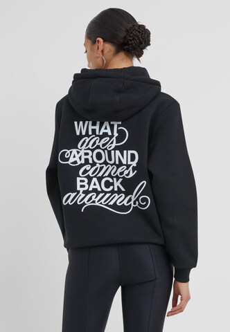 Miss Tee Свитшот 'Back Around' в Черный: спереди