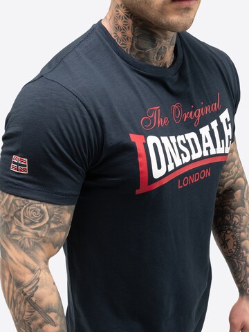 Tricou ' Aldingham' de la LONSDALE pe albastru