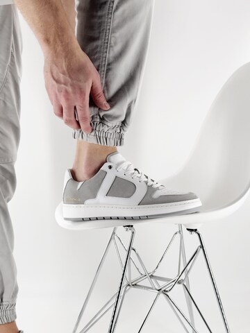 Dutch'D Sneaker low 'Rune' in Grau