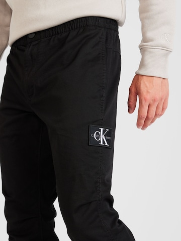 Calvin Klein Jeans - Tapered Calças chino em preto
