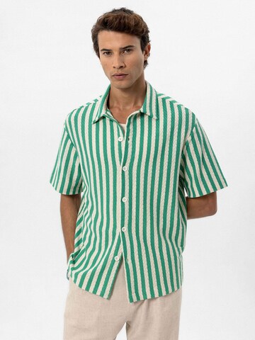 Antioch Regular fit Button Up Shirt in Green: front
