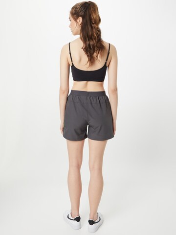 Hummel Regular Sportshorts in Grau