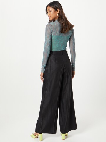 Wide leg Pantaloni cu dungă 'Elie' de la WEEKDAY pe negru