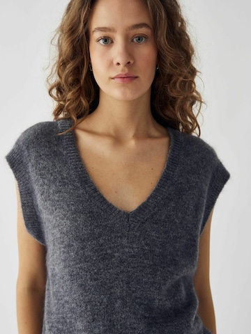 Noella Vesta ' N-Leatrice Knit Vest ' – šedá