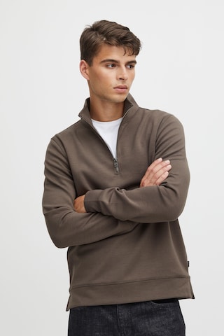 Casual Friday Sweatshirt 'Sebastian' in Bruin: voorkant