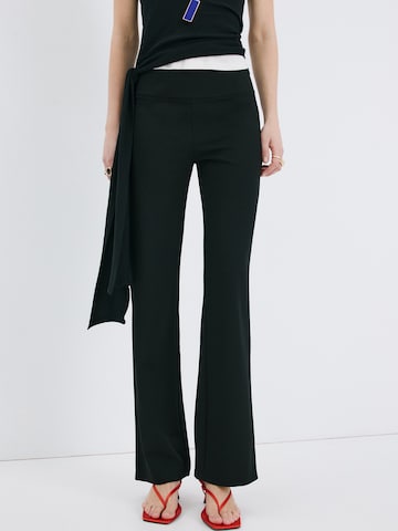 MANGO Flared Nadrág 'IANA' - fekete: elől