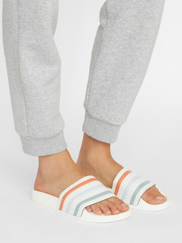 ADIDAS ORIGINALS - Zapatos abiertos 'Adilette' en blanco: frente