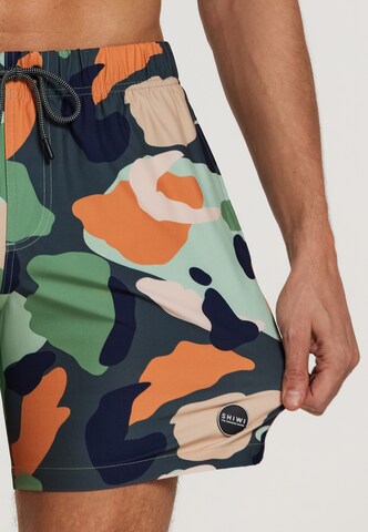 Shiwi Board Shorts 'neo camo 4-way stretch' in Grün