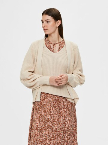 Cardigan 'Emmy' Selected Femme Petite en beige : devant