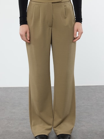 Trendyol Pleat-Front Pants in Green: front
