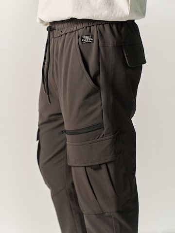 Effilé Pantalon cargo KOROSHI en gris