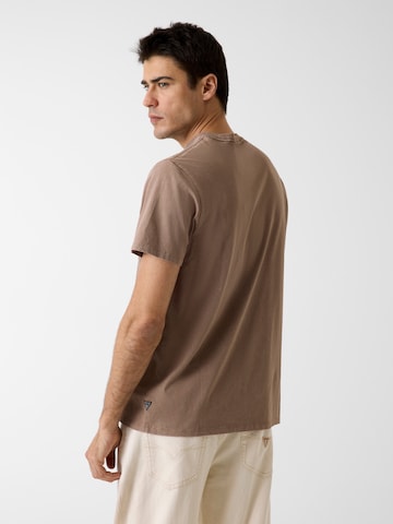 GUESS Μπλουζάκι 'TIGER SPIRIT' σε καφέ