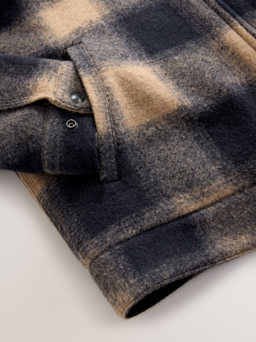 Next Välikausitakki värissä musta