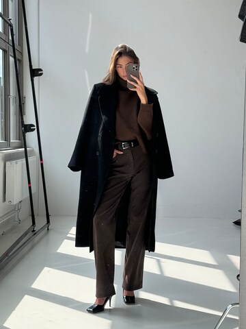 RÆRE by Lorena Rae Mantel in Schwarz: Vorderseite