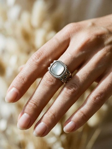 Nemomatheo Ring 'Royal Cushion – Statement-Ring mit Rautenmuster' in Silver