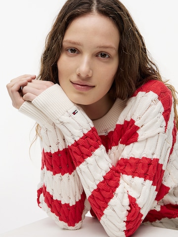 Tommy Jeans Sweater in Red