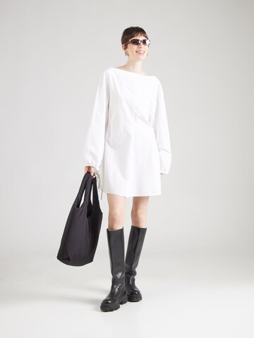 Robe 'Nile' WEEKDAY en blanc