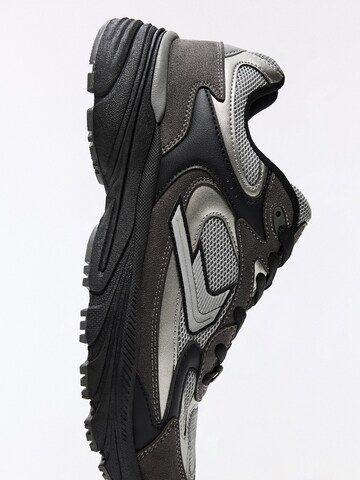 Sneaker low 'DEPORTIVO 29' de la Bershka pe negru