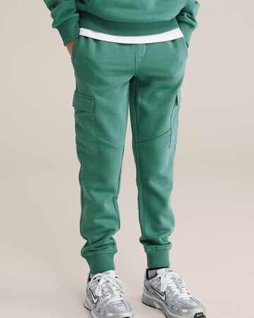 WE Fashion Regular Панталон в зелено: отпред