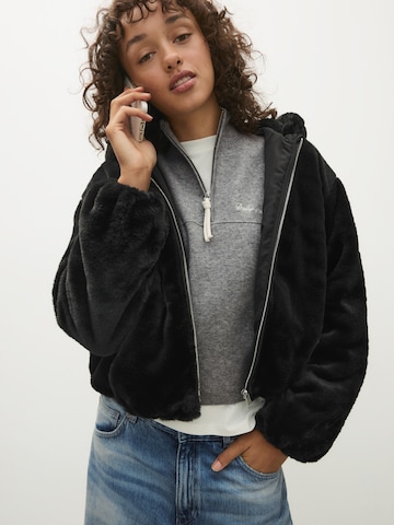 Bershka Välikausitakki värissä musta
