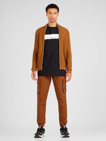 ruda Calvin Klein Jeans Siauras Laisvo stiliaus kelnės