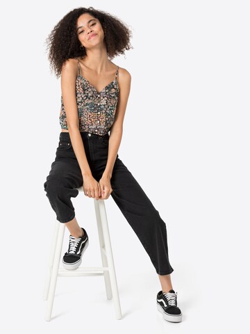 Top de la American Eagle pe negru