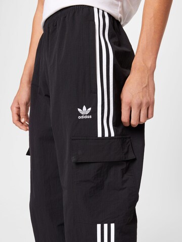 ADIDAS ORIGINALS Loosefit Παντελόνι φόρμας 'Adicolor Classics' σε μαύρο