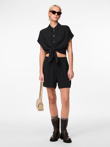 PIECES Regular Shorts 'Vinsty' in Schwarz