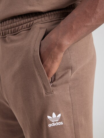 Regular Pantalon 'ESS' ADIDAS ORIGINALS en marron