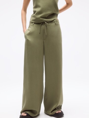 Pull&Bear Wide leg Pants in Green: front