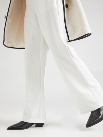 Wide Leg Pantalon 'PCBOZZY' PIECES en blanc