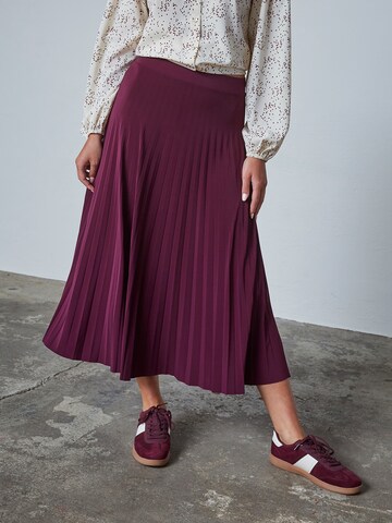 SISTERS POINT Skirt in Red: front