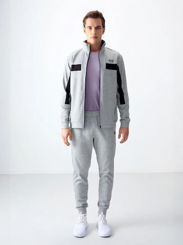 Survêtement Tommy Life en gris : devant